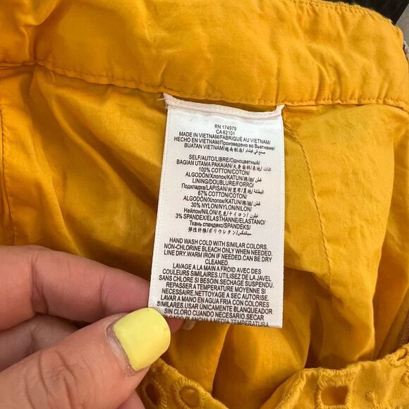 BCBG Maxazaria Yellow Eyelet Embroidery Pleated Front Dress Shorts Size Small - Picture 7 of 8